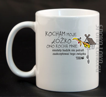 Kocham moje łóżko ono kocha mnie niestety budzik nie potrafi zaakceptować tego związku - kubek ceramiczny 